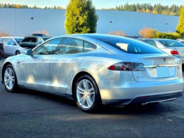 Серый Тесла Модель С, объемом двигателя 0 л и пробегом 82 тыс. км за 3700 $, фото 5 на Automoto.ua