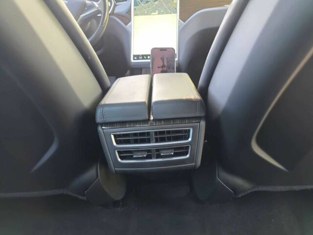 Серый Тесла Модель С, объемом двигателя 0 л и пробегом 77 тыс. км за 10000 $, фото 7 на Automoto.ua