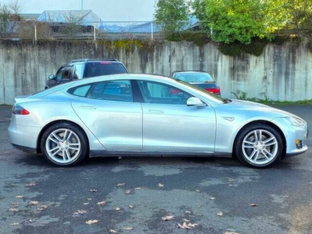 Серый Тесла Модель С, объемом двигателя 0 л и пробегом 82 тыс. км за 3700 $, фото 3 на Automoto.ua