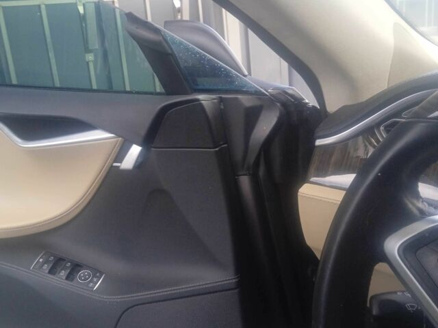 Серый Тесла Модель С, объемом двигателя 0 л и пробегом 171 тыс. км за 12000 $, фото 10 на Automoto.ua