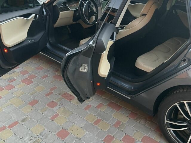 Серый Тесла Модель С, объемом двигателя 0 л и пробегом 136 тыс. км за 11300 $, фото 7 на Automoto.ua