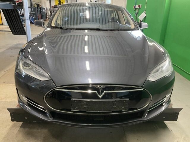 Серый Тесла Модель С, объемом двигателя 0 л и пробегом 166 тыс. км за 13500 $, фото 1 на Automoto.ua