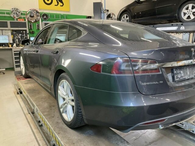 Серый Тесла Модель С, объемом двигателя 0 л и пробегом 166 тыс. км за 13500 $, фото 3 на Automoto.ua