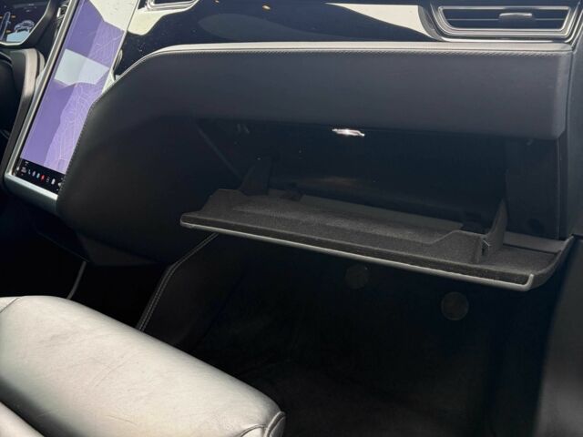 Серый Тесла Модель С, объемом двигателя 0 л и пробегом 360 тыс. км за 12000 $, фото 15 на Automoto.ua