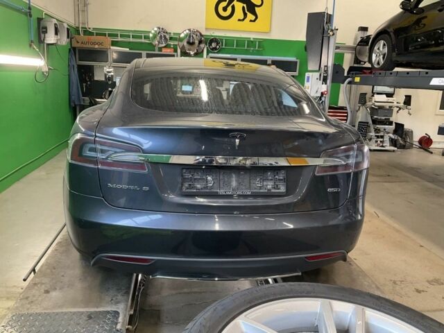 Серый Тесла Модель С, объемом двигателя 0 л и пробегом 166 тыс. км за 13500 $, фото 5 на Automoto.ua