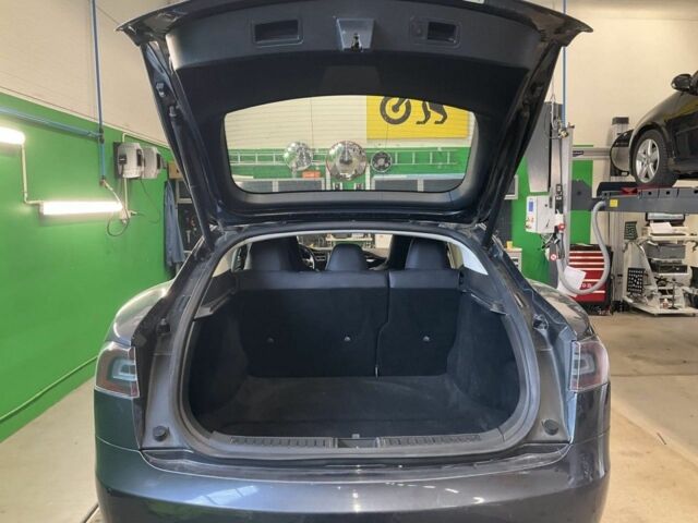 Серый Тесла Модель С, объемом двигателя 0 л и пробегом 166 тыс. км за 13500 $, фото 4 на Automoto.ua