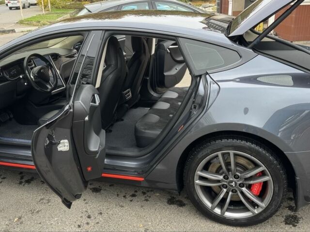 Серый Тесла Модель С, объемом двигателя 0 л и пробегом 93 тыс. км за 12900 $, фото 8 на Automoto.ua