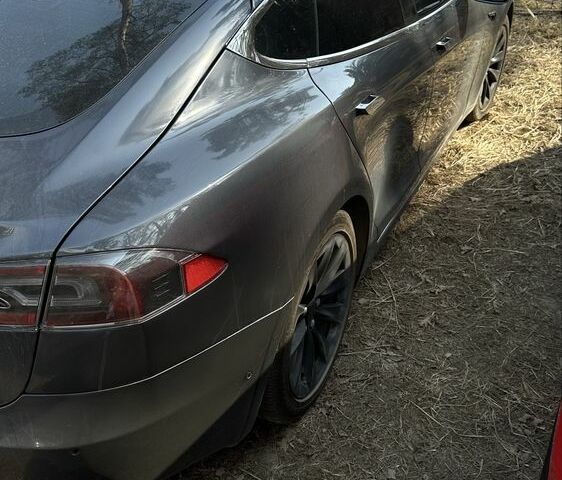 Серый Тесла Модель С, объемом двигателя 0 л и пробегом 186 тыс. км за 17000 $, фото 2 на Automoto.ua