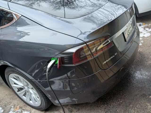 Серый Тесла Модель С, объемом двигателя 0 л и пробегом 150 тыс. км за 17200 $, фото 6 на Automoto.ua