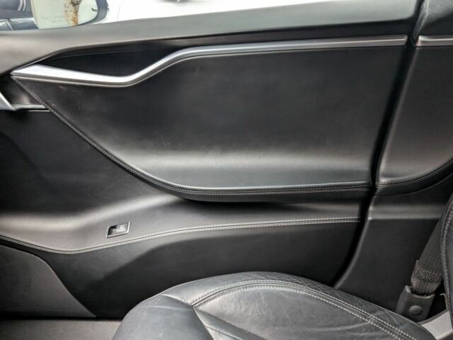 Серый Тесла Модель С, объемом двигателя 0 л и пробегом 150 тыс. км за 17200 $, фото 16 на Automoto.ua