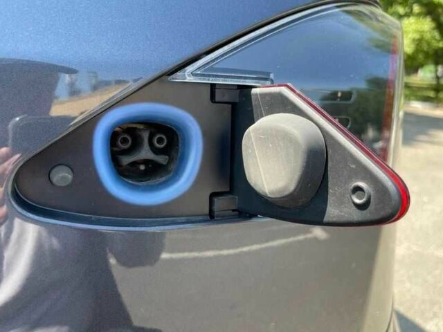 Серый Тесла Модель С, объемом двигателя 0 л и пробегом 63 тыс. км за 13800 $, фото 6 на Automoto.ua