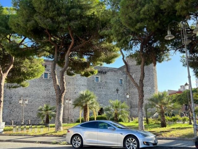 Серый Тесла Модель С, объемом двигателя 0 л и пробегом 124 тыс. км за 19900 $, фото 7 на Automoto.ua