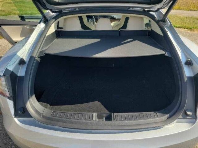 Серый Тесла Модель С, объемом двигателя 0 л и пробегом 90 тыс. км за 10000 $, фото 10 на Automoto.ua