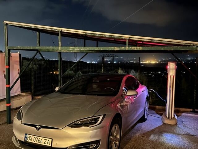 Серый Тесла Модель С, объемом двигателя 0 л и пробегом 124 тыс. км за 19900 $, фото 3 на Automoto.ua