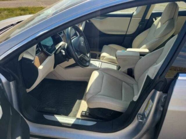 Серый Тесла Модель С, объемом двигателя 0 л и пробегом 90 тыс. км за 10000 $, фото 8 на Automoto.ua