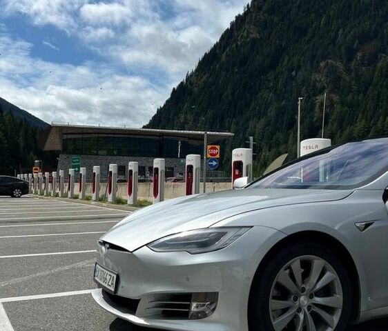 Серый Тесла Модель С, объемом двигателя 0 л и пробегом 124 тыс. км за 19900 $, фото 2 на Automoto.ua