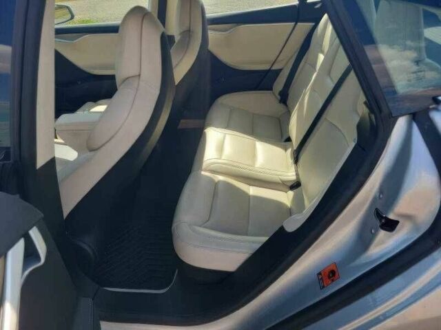 Серый Тесла Модель С, объемом двигателя 0 л и пробегом 90 тыс. км за 10000 $, фото 9 на Automoto.ua