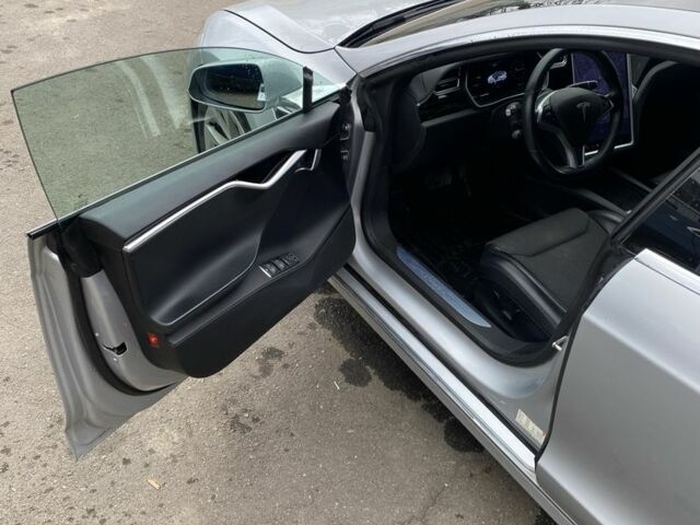 Серый Тесла Модель С, объемом двигателя 0 л и пробегом 124 тыс. км за 19900 $, фото 17 на Automoto.ua