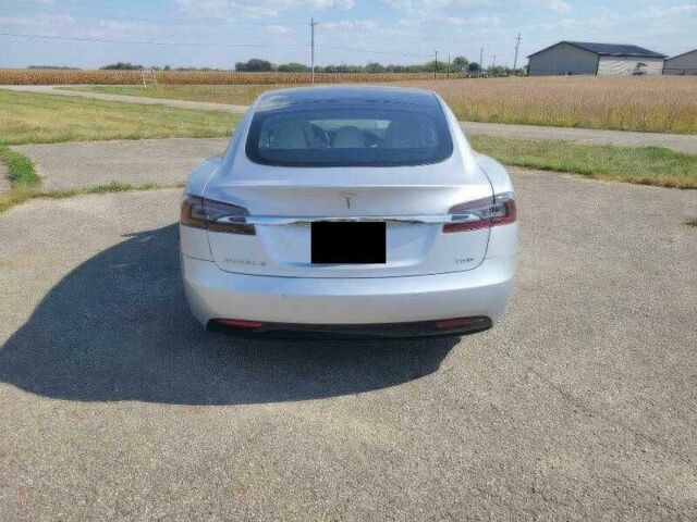 Серый Тесла Модель С, объемом двигателя 0 л и пробегом 90 тыс. км за 10000 $, фото 5 на Automoto.ua