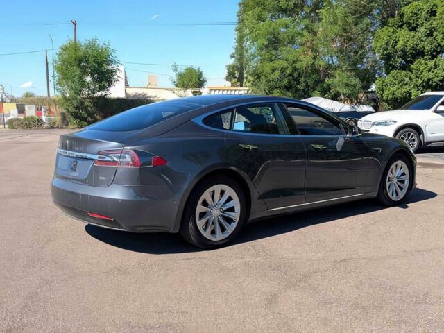 Серый Тесла Модель С, объемом двигателя 0 л и пробегом 31 тыс. км за 10000 $, фото 3 на Automoto.ua