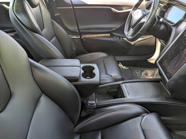 Серый Тесла Модель С, объемом двигателя 0 л и пробегом 31 тыс. км за 10000 $, фото 9 на Automoto.ua