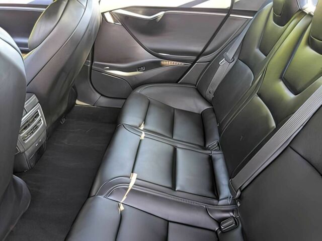 Серый Тесла Модель С, объемом двигателя 0 л и пробегом 31 тыс. км за 10000 $, фото 11 на Automoto.ua