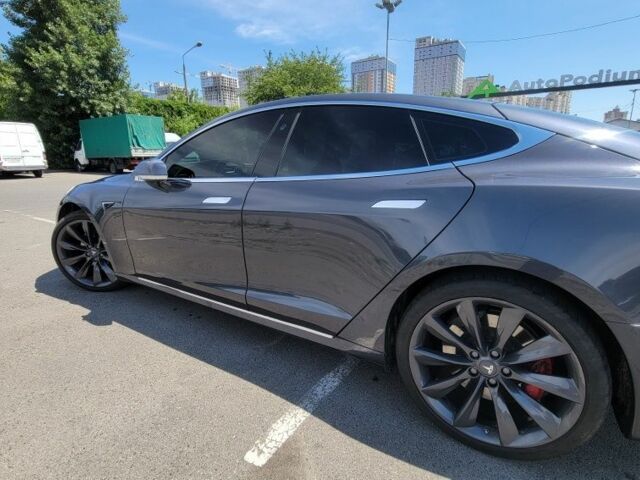 Серый Тесла Модель С, объемом двигателя 0 л и пробегом 85 тыс. км за 28900 $, фото 2 на Automoto.ua