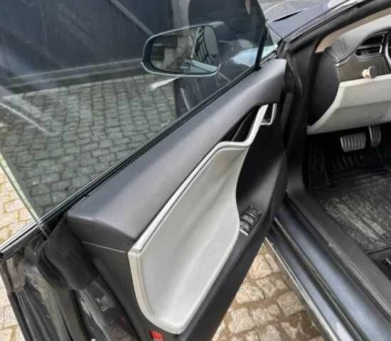 Серый Тесла Модель С, объемом двигателя 0 л и пробегом 97 тыс. км за 13563 $, фото 13 на Automoto.ua