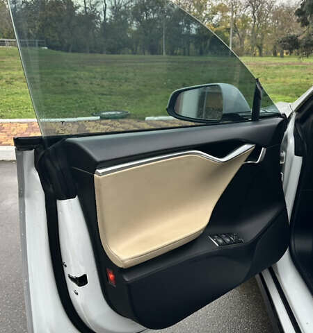 Серый Тесла Модель С, объемом двигателя 0 л и пробегом 329 тыс. км за 13400 $, фото 7 на Automoto.ua