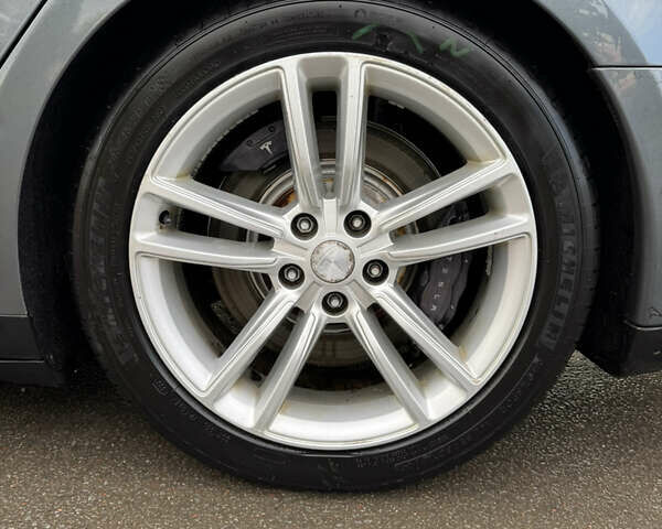 Серый Тесла Модель С, объемом двигателя 0 л и пробегом 242 тыс. км за 10999 $, фото 10 на Automoto.ua