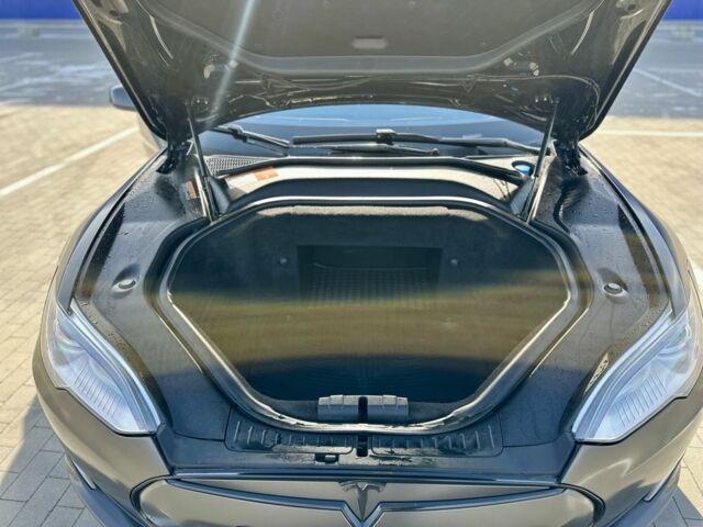 Серый Тесла Модель С, объемом двигателя 0 л и пробегом 210 тыс. км за 15000 $, фото 4 на Automoto.ua