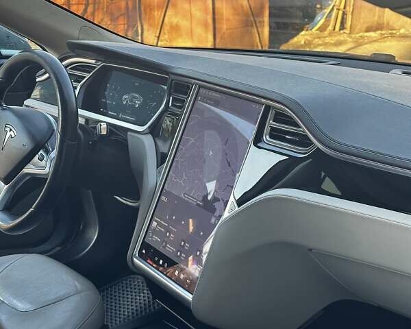 Серый Тесла Модель С, объемом двигателя 0 л и пробегом 318 тыс. км за 12500 $, фото 2 на Automoto.ua