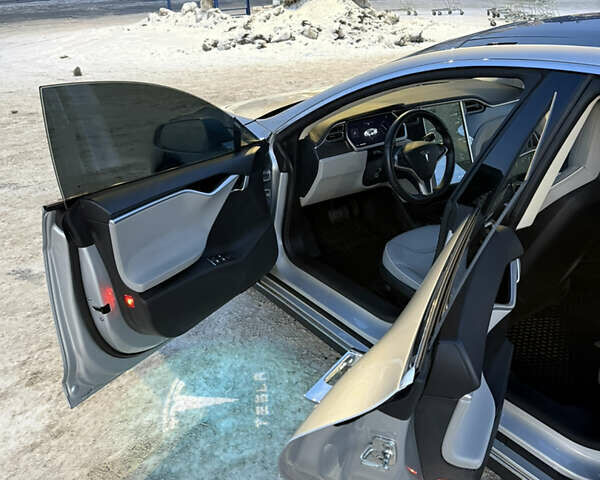 Серый Тесла Модель С, объемом двигателя 0 л и пробегом 140 тыс. км за 16000 $, фото 9 на Automoto.ua