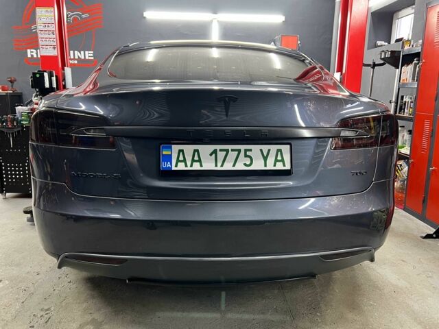 Серый Тесла Модель С, объемом двигателя 0 л и пробегом 200 тыс. км за 16200 $, фото 2 на Automoto.ua