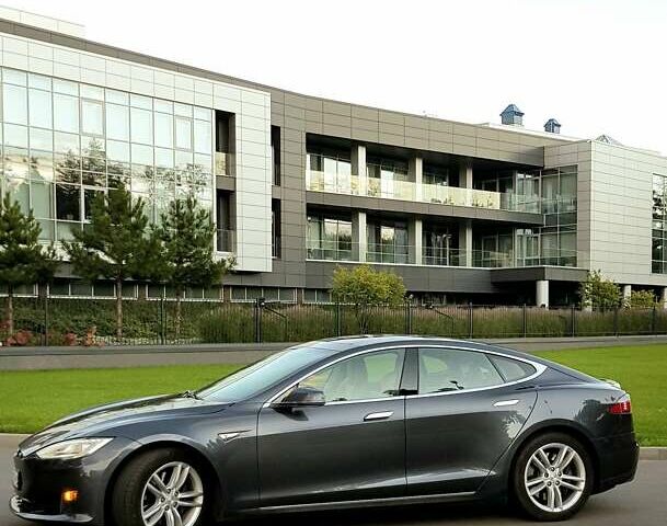 Серый Тесла Модель С, объемом двигателя 0 л и пробегом 85 тыс. км за 24900 $, фото 3 на Automoto.ua