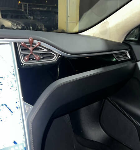 Серый Тесла Модель С, объемом двигателя 0 л и пробегом 160 тыс. км за 15100 $, фото 18 на Automoto.ua