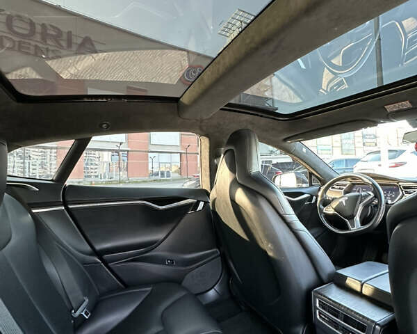 Серый Тесла Модель С, объемом двигателя 0 л и пробегом 98 тыс. км за 26500 $, фото 28 на Automoto.ua