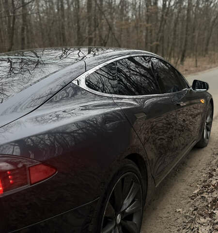 Серый Тесла Модель С, объемом двигателя 0 л и пробегом 124 тыс. км за 15900 $, фото 5 на Automoto.ua