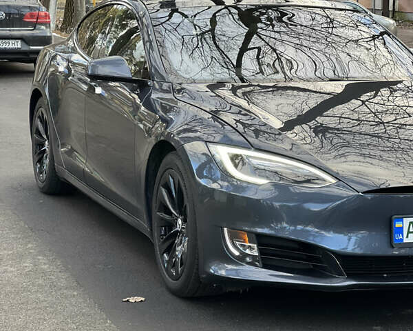 Серый Тесла Модель С, объемом двигателя 0 л и пробегом 110 тыс. км за 20000 $, фото 5 на Automoto.ua