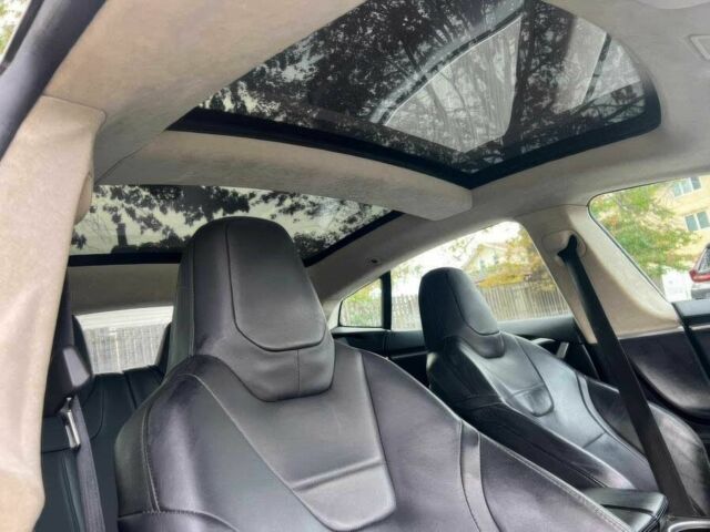 Серый Тесла Модель С, объемом двигателя 0 л и пробегом 73 тыс. км за 10000 $, фото 9 на Automoto.ua