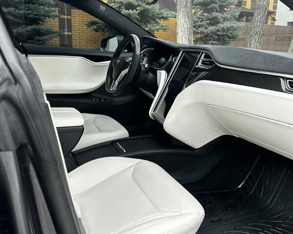 Серый Тесла Модель С, объемом двигателя 0 л и пробегом 98 тыс. км за 33999 $, фото 6 на Automoto.ua