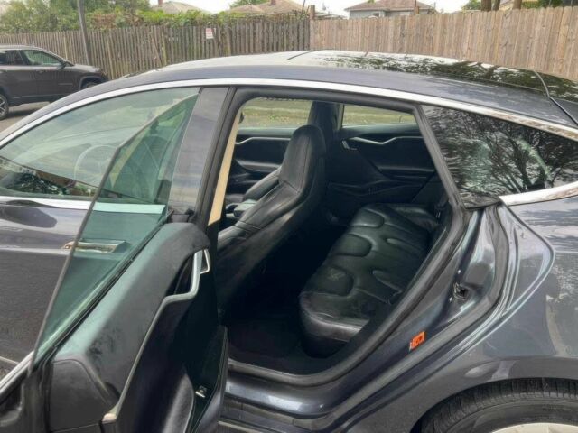 Серый Тесла Модель С, объемом двигателя 0 л и пробегом 73 тыс. км за 10000 $, фото 11 на Automoto.ua