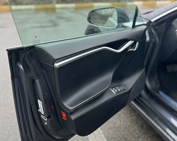 Серый Тесла Модель С, объемом двигателя 0 л и пробегом 110 тыс. км за 20000 $, фото 16 на Automoto.ua