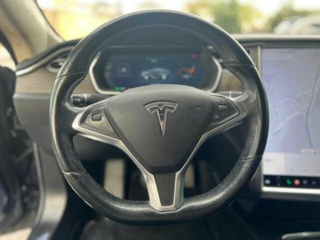 Серый Тесла Модель С, объемом двигателя 0 л и пробегом 73 тыс. км за 10000 $, фото 6 на Automoto.ua