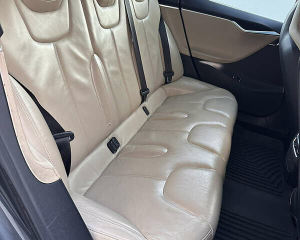 Серый Тесла Модель С, объемом двигателя 0 л и пробегом 165 тыс. км за 15500 $, фото 3 на Automoto.ua