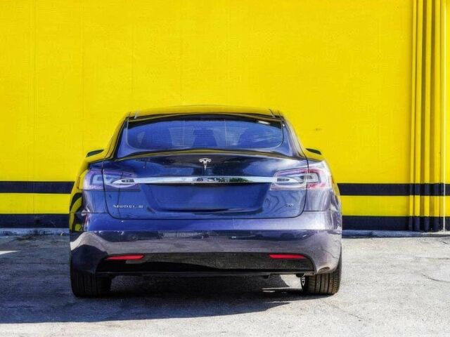 Серый Тесла Модель С, объемом двигателя 0 л и пробегом 54 тыс. км за 13000 $, фото 4 на Automoto.ua