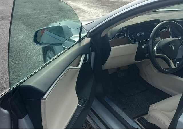 Серый Тесла Модель С, объемом двигателя 0 л и пробегом 154 тыс. км за 19999 $, фото 11 на Automoto.ua