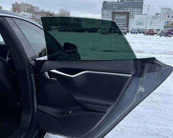 Серый Тесла Модель С, объемом двигателя 0 л и пробегом 192 тыс. км за 18000 $, фото 16 на Automoto.ua