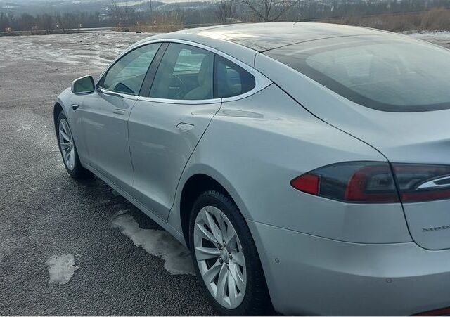 Серый Тесла Модель С, объемом двигателя 0 л и пробегом 154 тыс. км за 19999 $, фото 3 на Automoto.ua