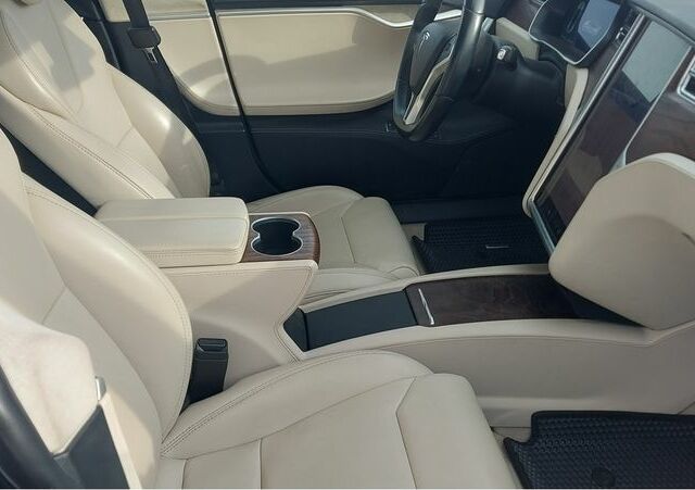 Серый Тесла Модель С, объемом двигателя 0 л и пробегом 154 тыс. км за 19999 $, фото 15 на Automoto.ua